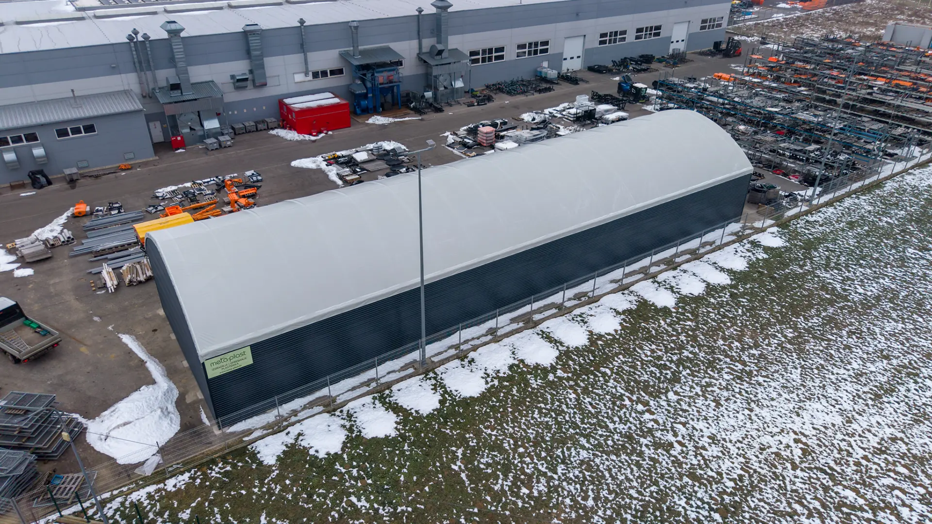 Skladište meta-plast prikazano iz perspektive drona